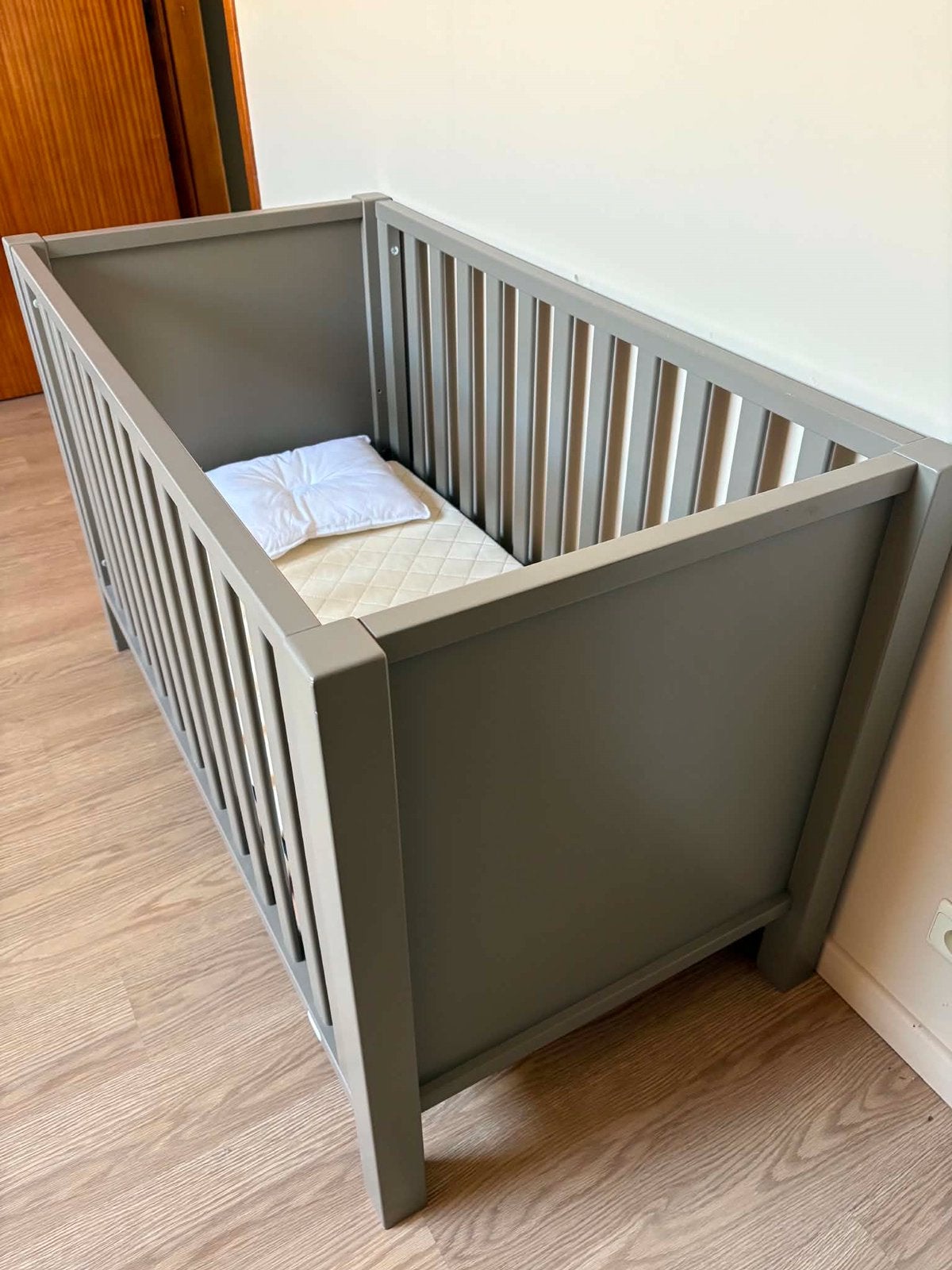 Babybed merk Quax verstelbaar in de hoogte + matras, Ophalen, Gebruikt