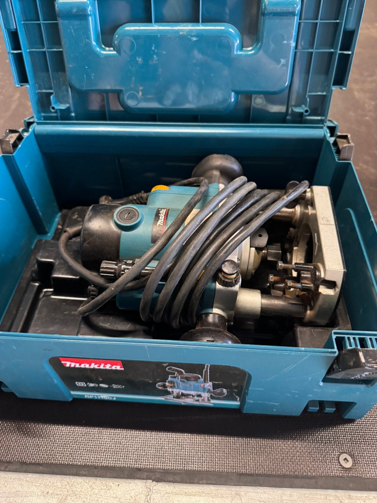 Makita RP1110CJ bovenfrees 1100W – originele koffer, Doe-het-zelf en Bouw, Ophalen, Zo goed als nieuw