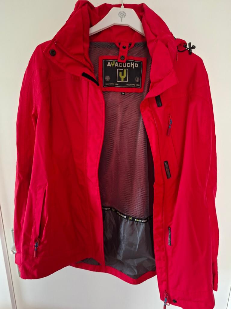 Rode regenjas Ayacucho, maat xl, Kleding | Dames, Jassen | Zomer, Ophalen of Verzenden, Maat 46/48 (XL) of groter