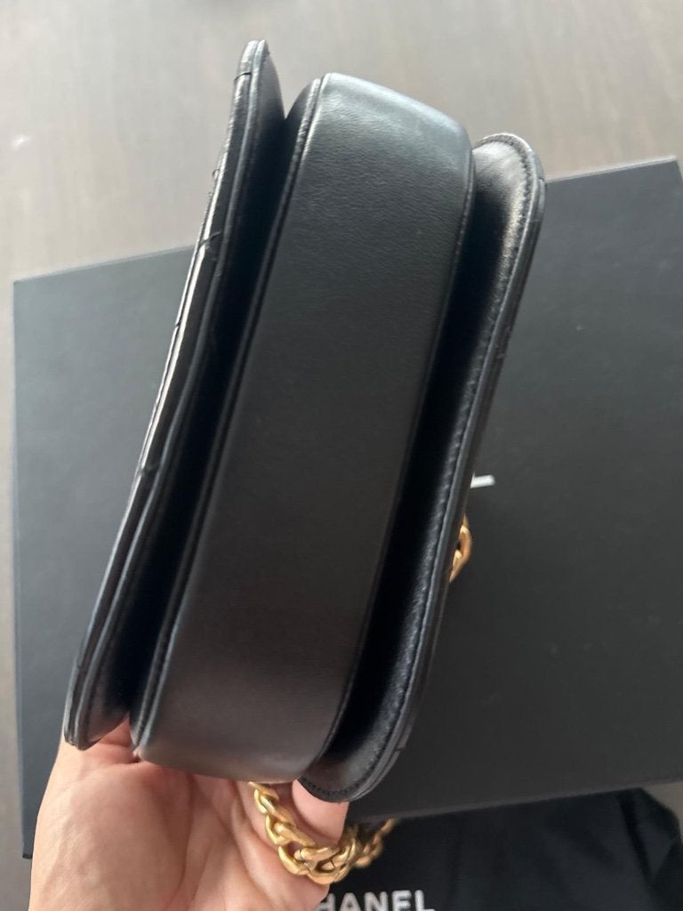 CHANEL QUILTED MOON MESSENGER BLACK, Handtassen en Accessoires, Zwart, Zo goed als nieuw, Leder, Ophalen