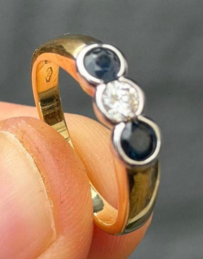 18K gouden ring met 1 natuurlijke diamant 2 blauwe saffieren, Handtassen en Accessoires, Ringen, Dame, 18 tot 19, Geel, Goud, Met edelsteen