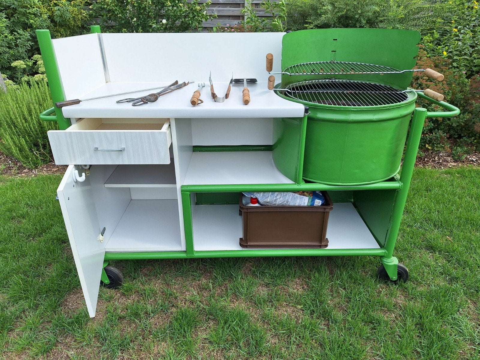 Unieke mobiele BBQ op wielen – met accessoires, Tuin en Terras, Buitenkeukens, Ophalen, Gebruikt, Houtskool, Vrijstaand