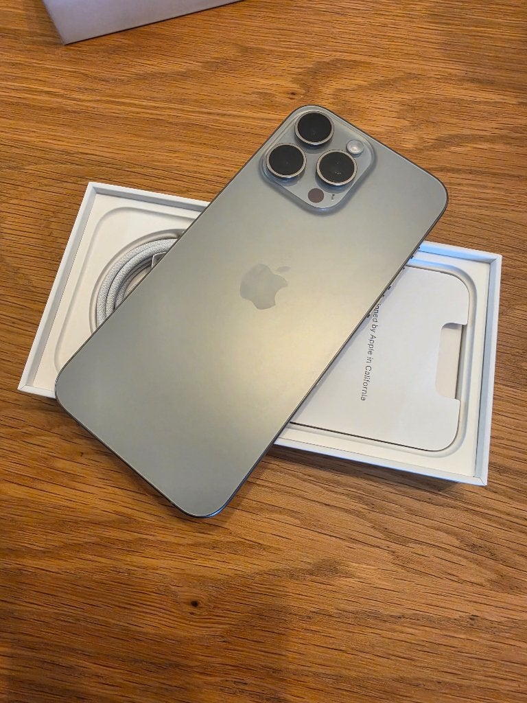 iPhone 15 Pro Max 256 Go Titane naturel + accessoires, Télécoms, Téléphonie mobile | Apple iPhone, 256 GB, IPhone 15, 78 %, Enlèvement