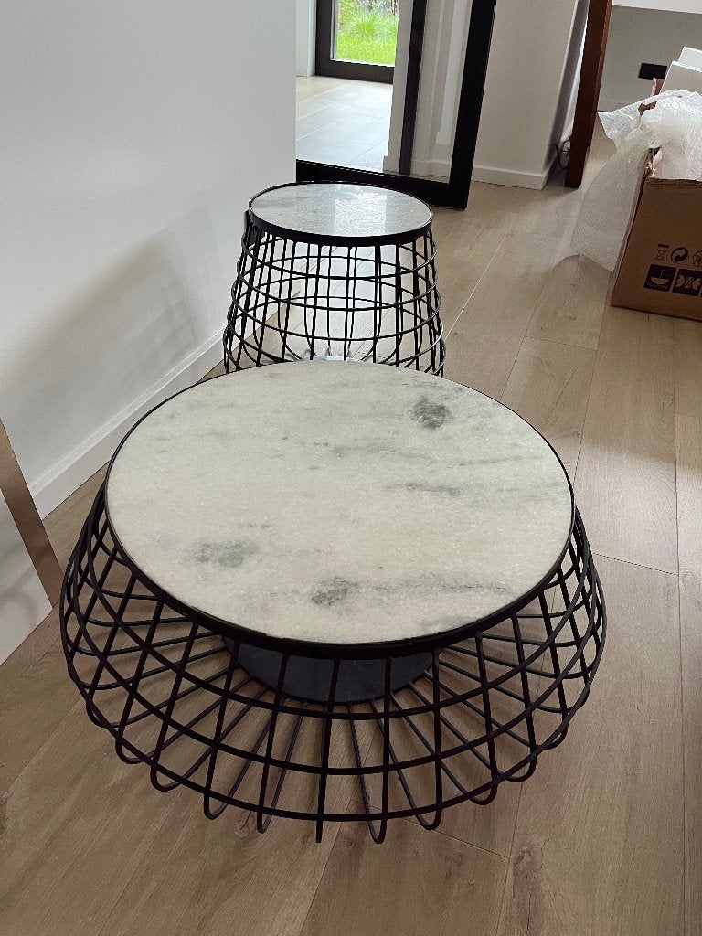 2 salontafeltjes met metalen frame en marmer blad (Bodilson), Ophalen