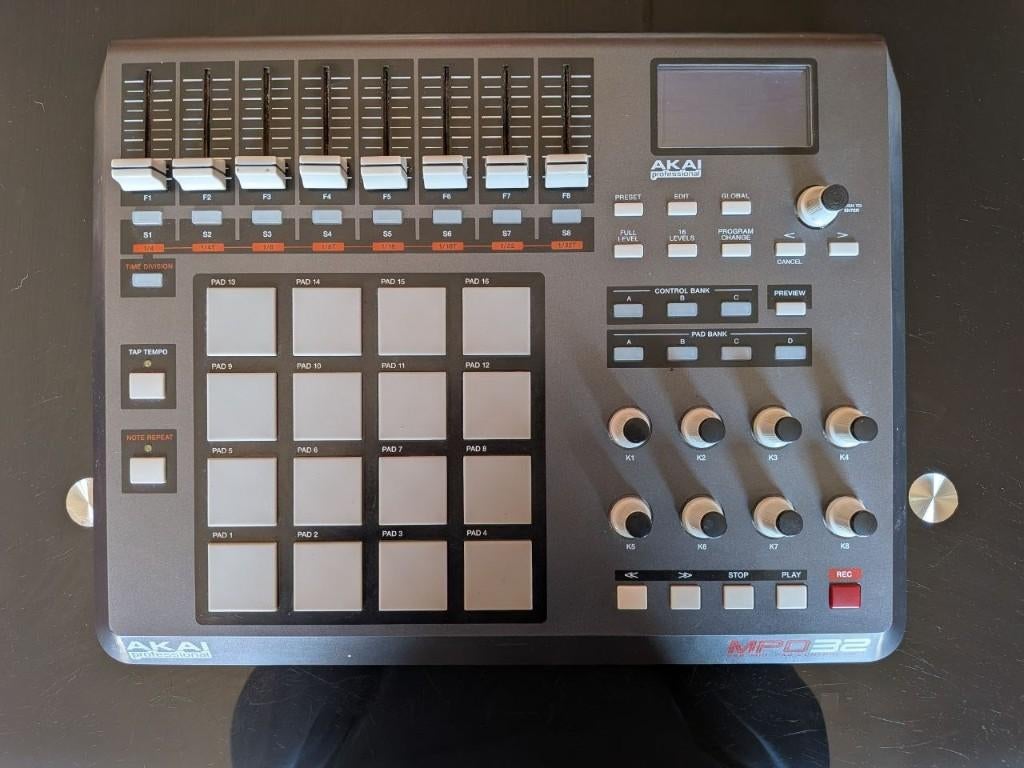 Akai Professional MPD32 — MIDI-padcontroller, Muziek en Instrumenten, Midi-apparatuur, Zo goed als nieuw, Ophalen of Verzenden