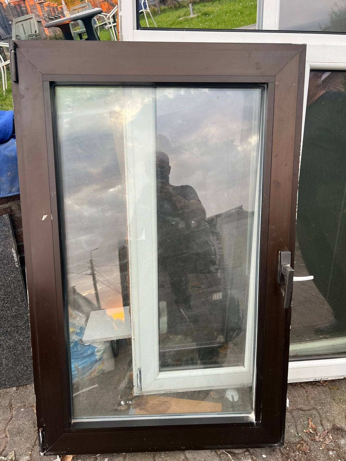 Fenêtre alu 81cmx1m46 brun oscillant battant 150€, Doe-het-zelf en Bouw, Raamkozijnen en Schuifdeuren, Gebruikt, Overige typen