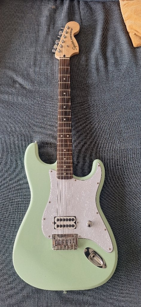Squier stratocaster 2023 surf green, Musique & Instruments, Instruments à corde | Guitares | Électriques, Utilisé, Solid body