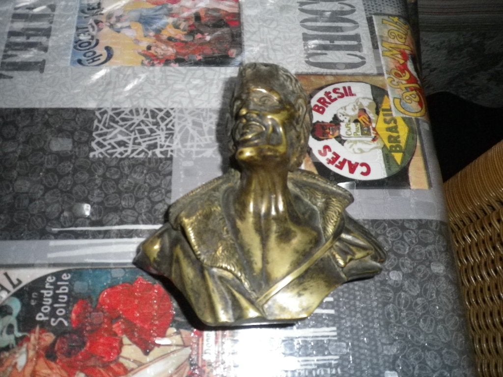 personnage en bronze, Enlèvement, Bronze