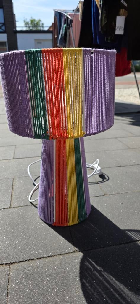 Leuke gekleurde tafellamp, Ophalen