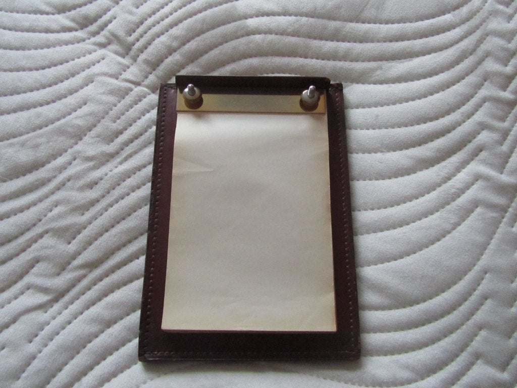 DELVAUX Accessoire de bureau carnet siglé, Bijoux, Sacs & Beauté, Envoi