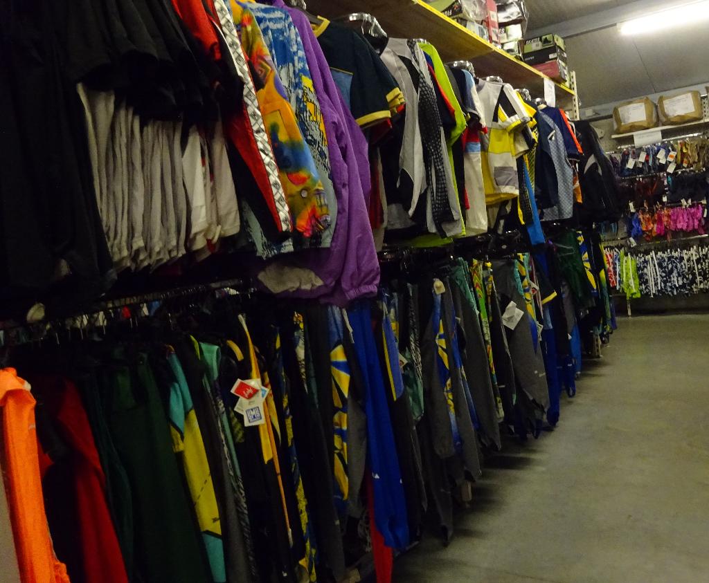 NIEUW Partijtje 300 stuks Kwaliteit sportkleding Heren en Da, Enlèvement ou Envoi, Neuf, Autres tailles