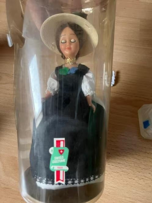 Zwitsers souvenirpopje pop (Vaud) in koker, Verzamelen, Poppen, Ophalen of Verzenden, Zo goed als nieuw, Pop