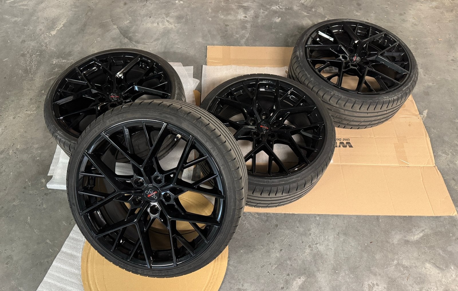 Gia Cuzzo 19’ Black Rims + tires, Auto-onderdelen, Banden en Velgen, Gebruikt, Banden en Velgen, Personenwagen, Ophalen