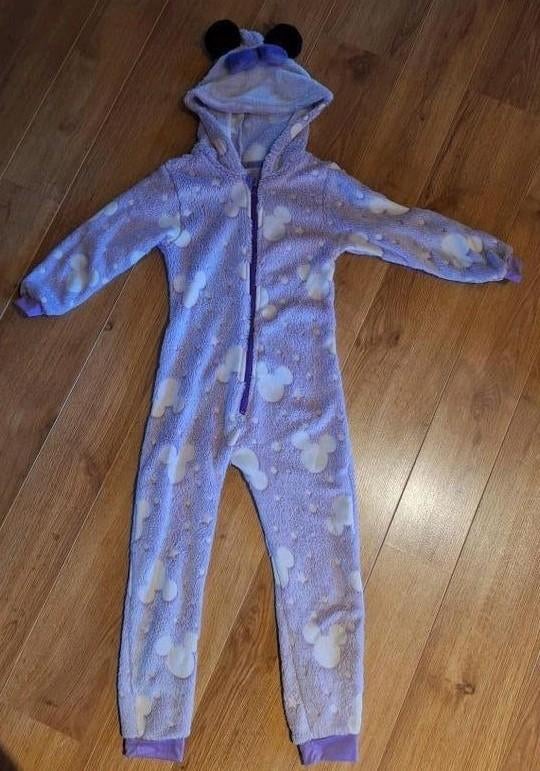 Minnie Mouse lichtpaarse onesie 122-128, Enfants & Bébés, Vêtements enfant | Taille 122, Disney, Enlèvement ou Envoi, Vêtements de nuit ou Sous-vêtements