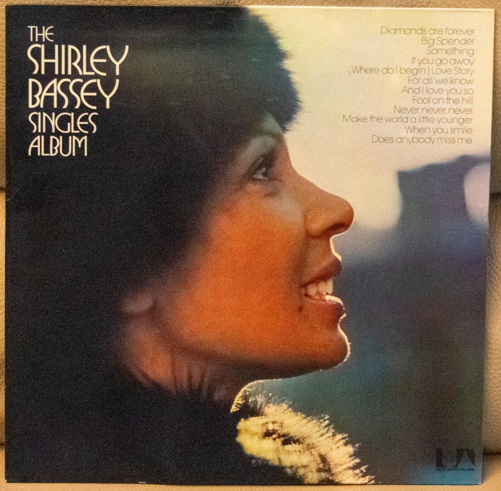 LP Shirley Bassey  The Singles Album, Cd's en Dvd's, Vinyl | Pop, Zo goed als nieuw, 12 inch, Ophalen of Verzenden