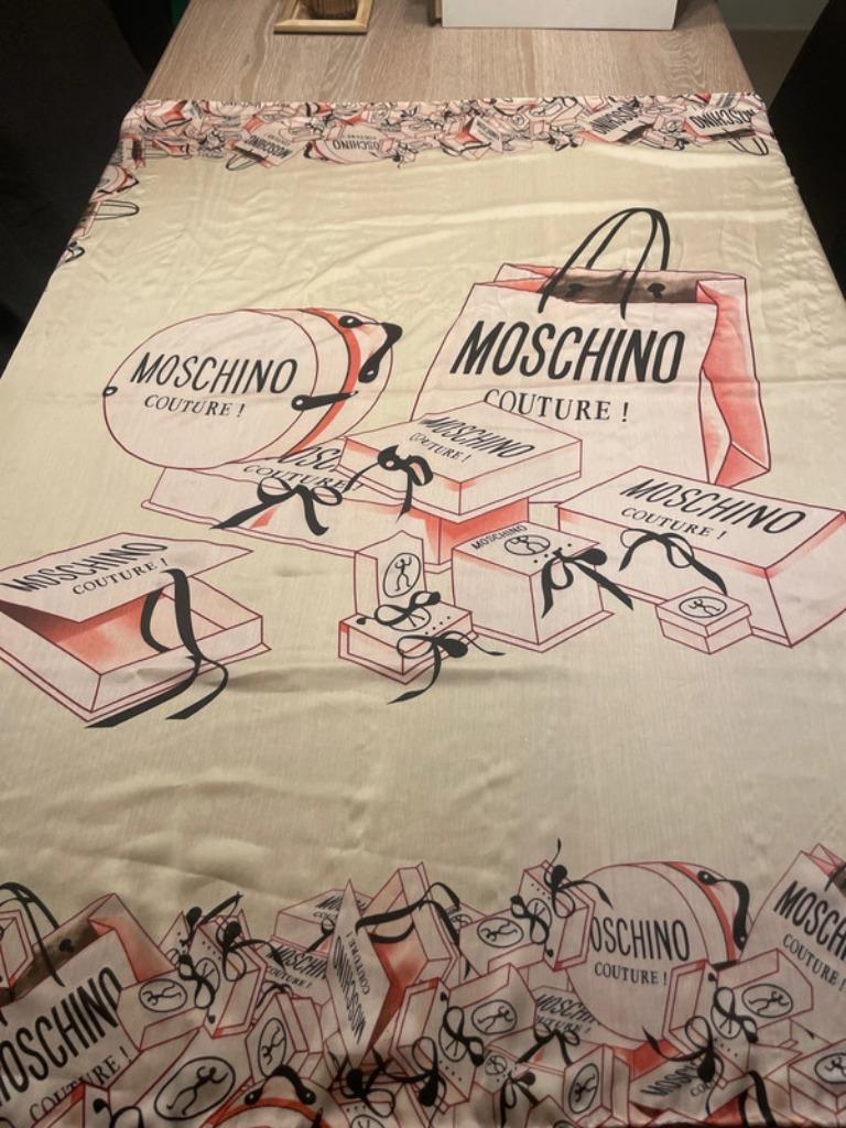 Châle en soie Moschino Couture Vintage, Taille 38/40 (M), Enlèvement ou Envoi, Écharpe, Moschino