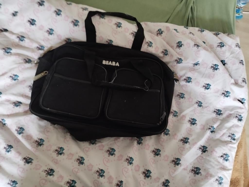 Sac à langer Béaba noir, Enfants & Bébés, Sac à langer bébé, Enlèvement