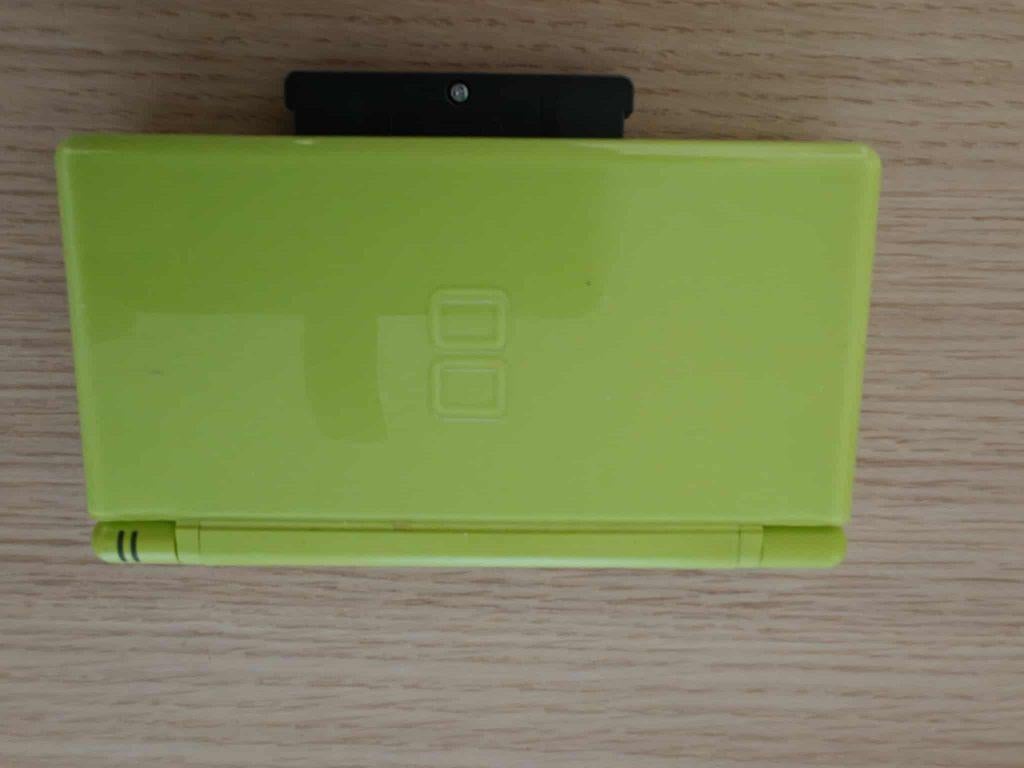 Nintendo DS lite green, Games en Spelcomputers, Spelcomputers | Nintendo DS, Met games, Ophalen of Verzenden, Zo goed als nieuw