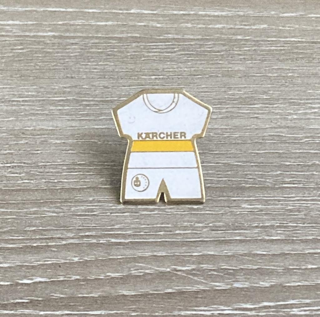 PIN - K.R.C. GENK - FOOTBALL SHIRT - VOETBAL, Verzamelen, Verzenden, Gebruikt, Sport, Speldje of Pin
