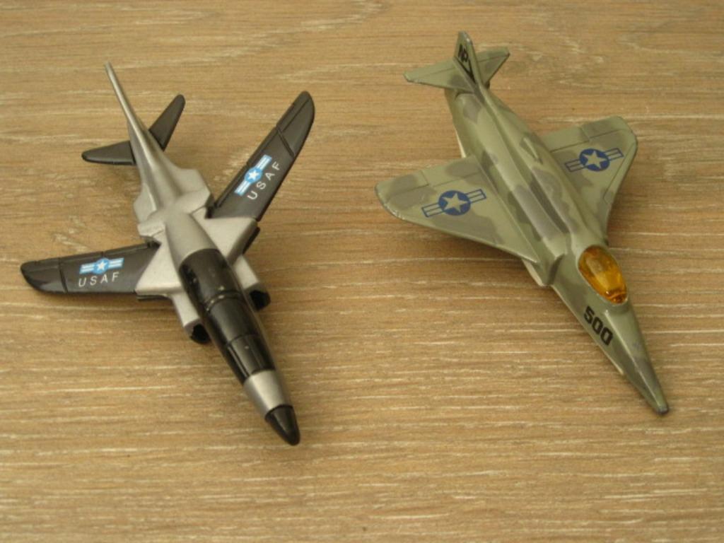 2 petits jouets pour avions de l'armée, Enlèvement ou Envoi, Utilisé