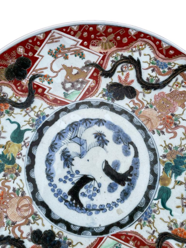 Grote Imari-schaal in Ko-Imari-stijl met shishi en bloemen, Ophalen of Verzenden