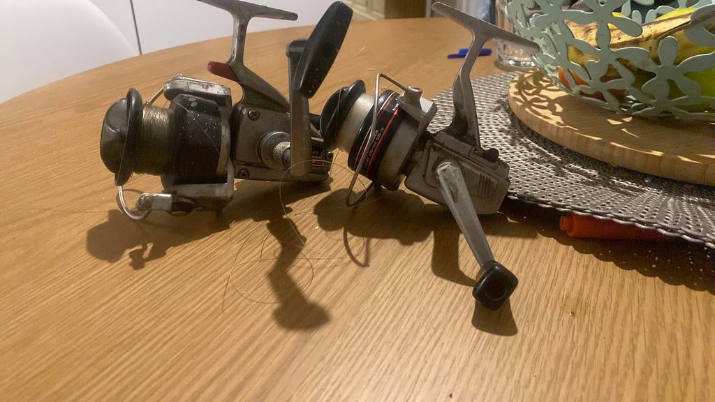 Twee oude daiwa molens, Enlèvement ou Envoi, Utilisé, Moulinet