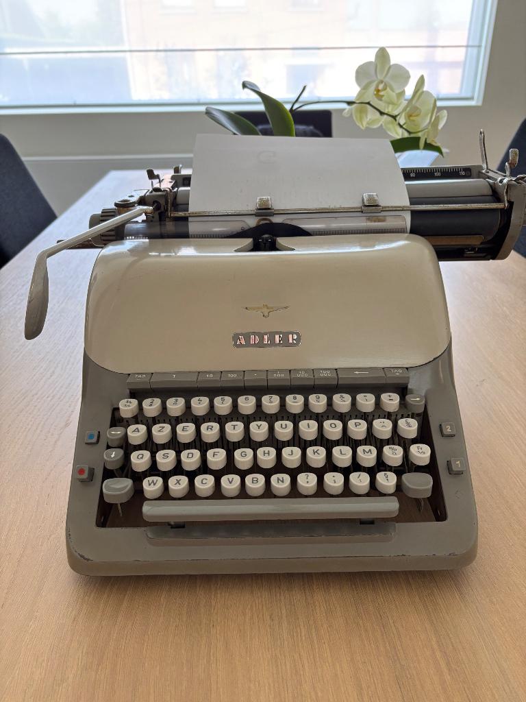 Vintage typemachine Adler, Ophalen, Gebruikt
