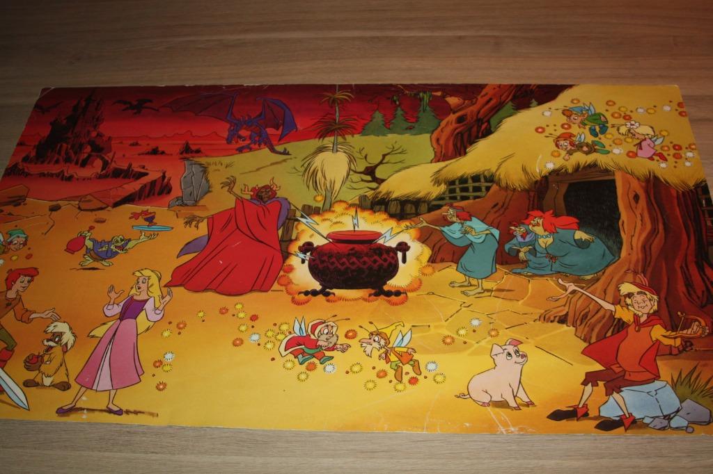 Taran en de toverketel ,oude karton Disney poster ,68x41,5, Ophalen, Overige figuren, Zo goed als nieuw, Plaatje of Poster