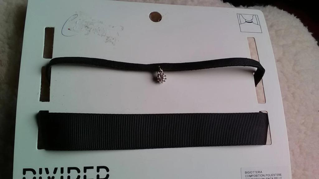 Deux chockers noirs cuir et polyester noir H&M neufs, Bijoux, Sacs & Beauté, Colliers, Neuf, Enlèvement ou Envoi, Synthétique