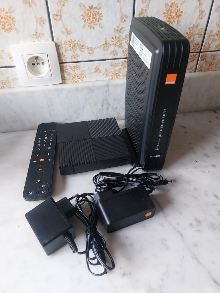 ORANJE TV-BOX en WIFI-MODEM, Ophalen of Verzenden