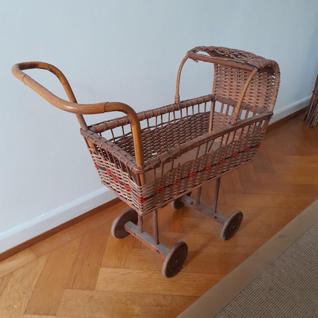 Landau ancien pour poupée, Enlèvement