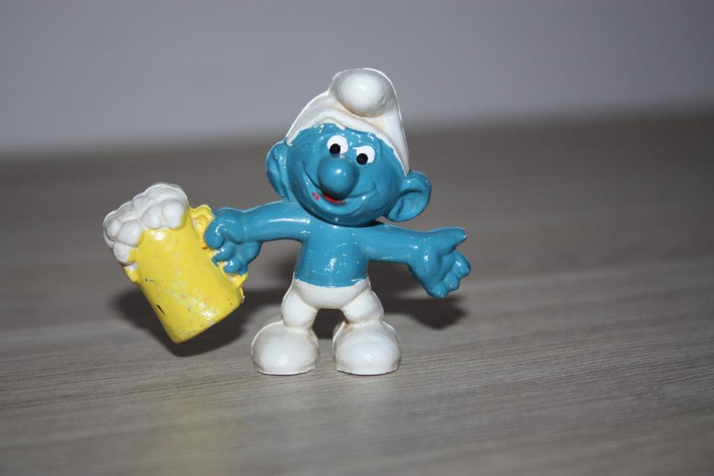 Oude Biersmurf , Peyo  , figuur nog mooie staat, Collections, Schtroumpfs, Enlèvement ou Envoi, Utilisé, Autres Schtroumpfs, Poupée, Figurine ou Peluche