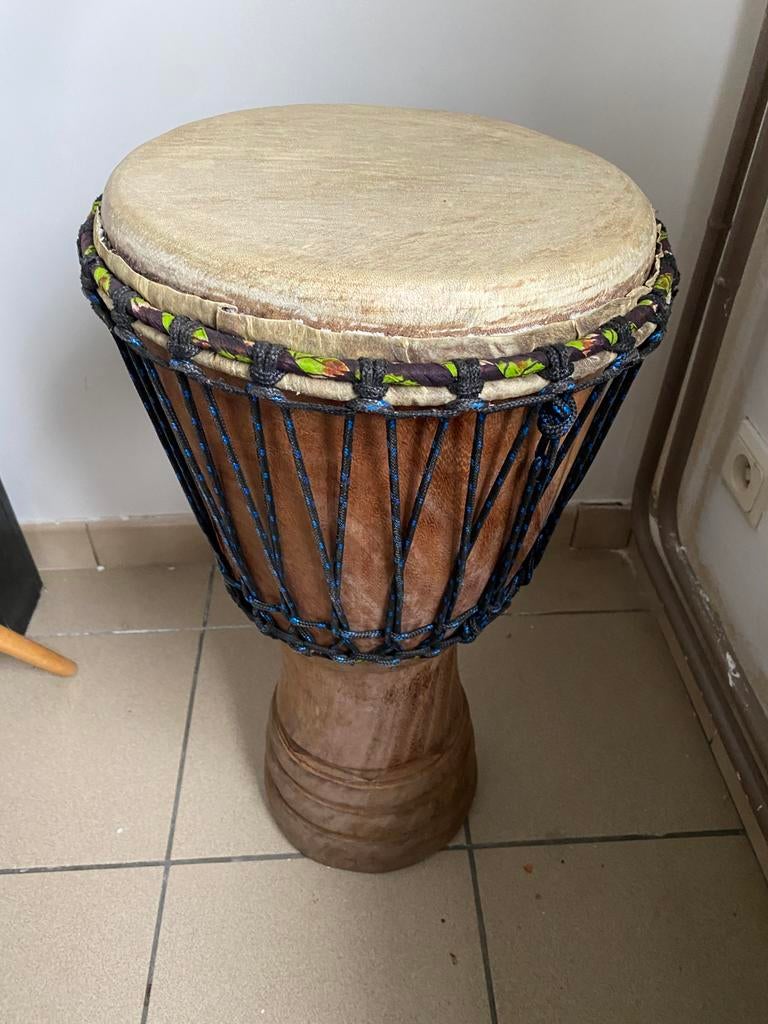 Prachtige Handgesneden West-Afrikaanse Djembe – 64 cm hoog, Musique & Instruments, Percussions, Comme neuf, Tambour, Enlèvement ou Envoi