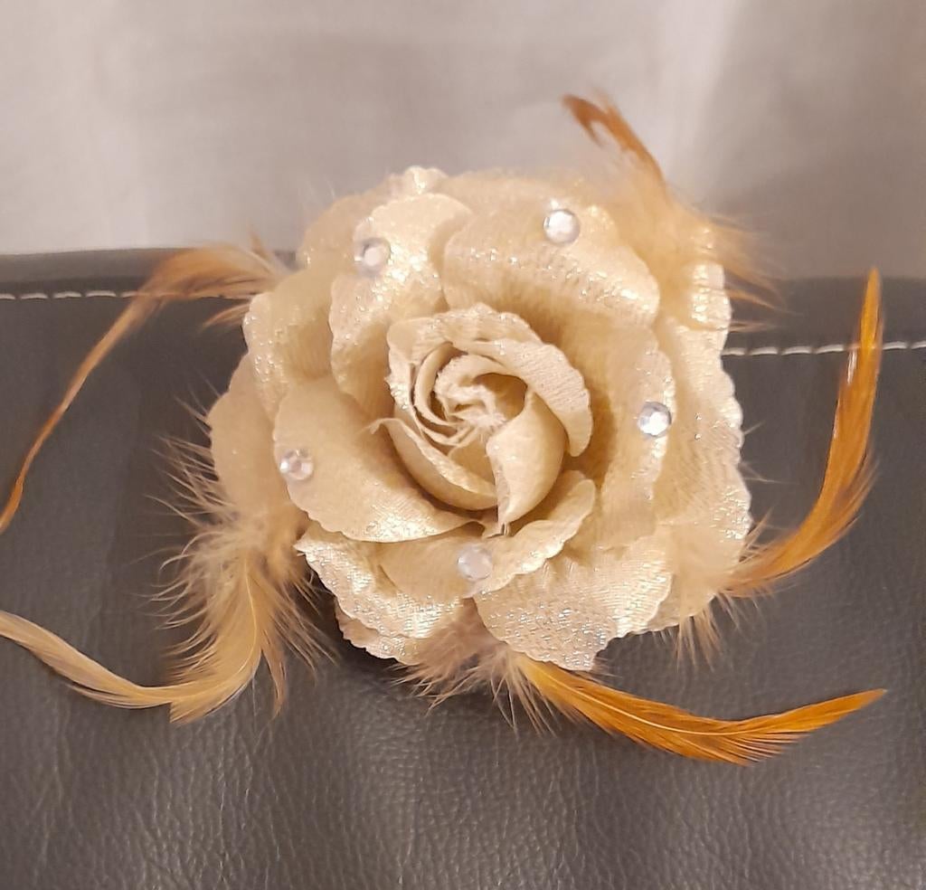 Broche in de vorm van een gouden roos en strassteentjes, Kleding | Dames, Carnavalskleding en Feestkleding, Ophalen of Verzenden