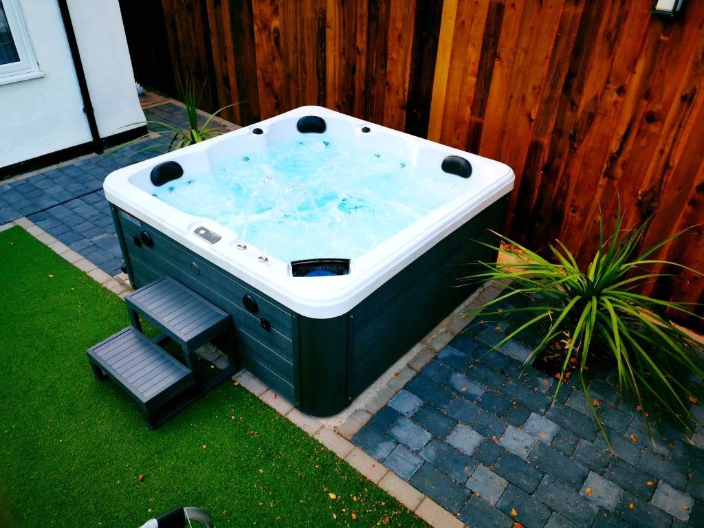 Neuf🔥 jacuzzi pour 5/6 personnes 👉 réservez le 2 stock, Jardin & Terrasse, Enlèvement, Neuf