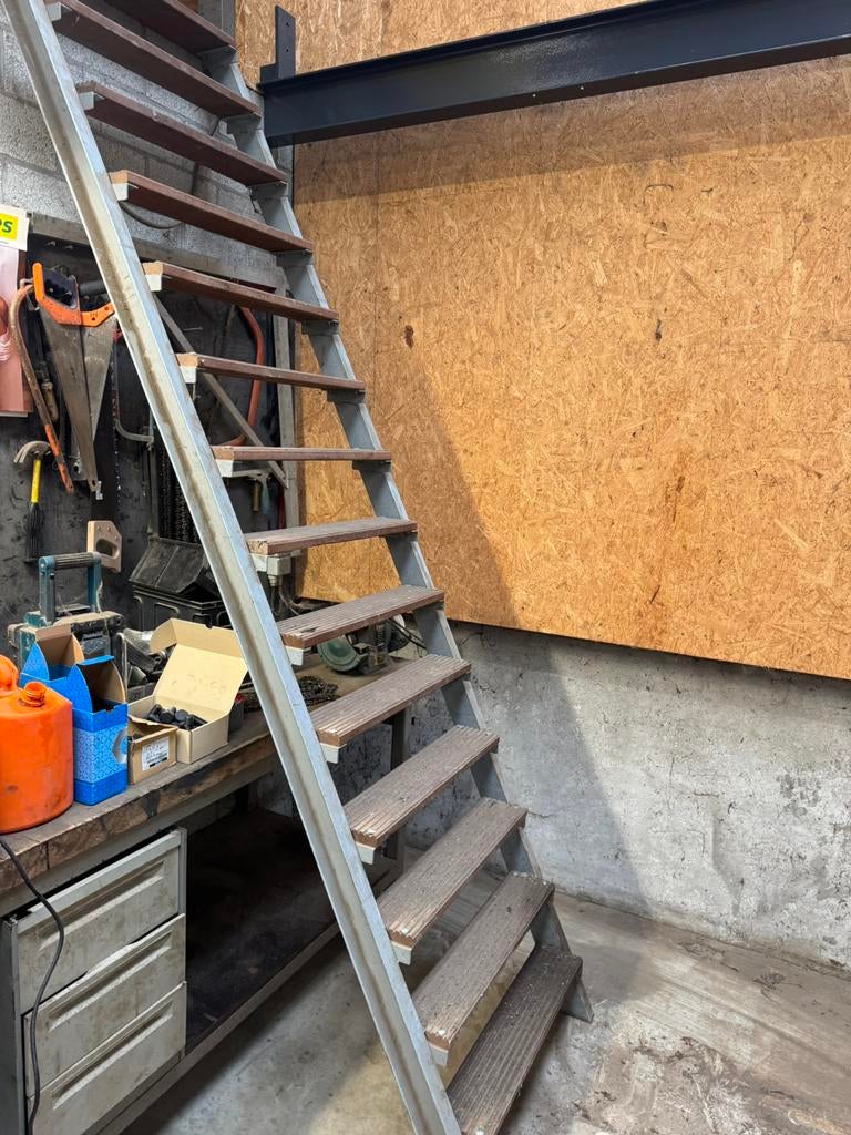 Trap met bangkirai treden., Doe-het-zelf en Bouw, Ladders en Trappen, Ophalen, Trap
