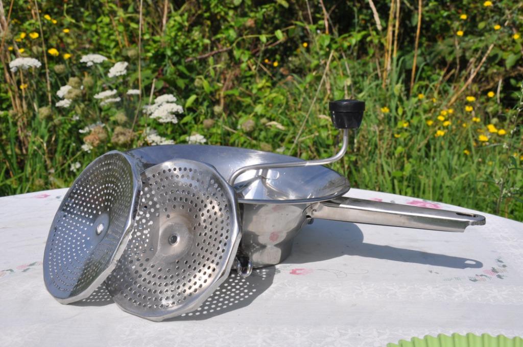 passe vite sur pied en metal  avec 3 grilles, Enlèvement ou Envoi, Utilisé
