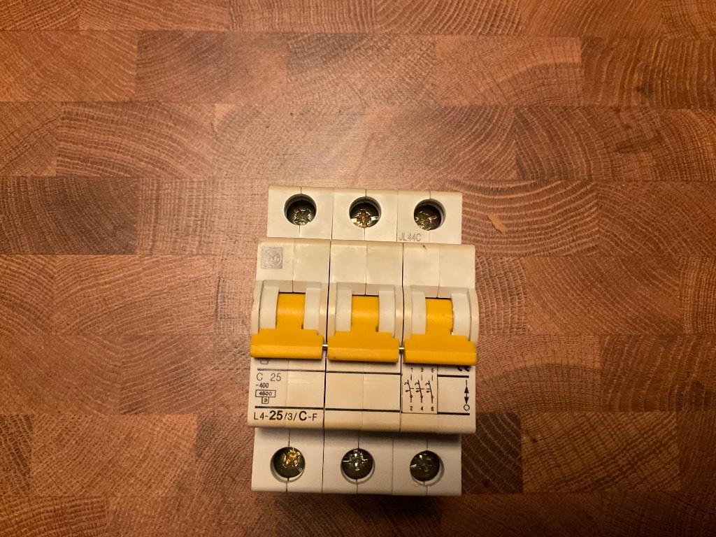 Zekering F&G automaat3P-25A-curve C, Ophalen, Gebruikt