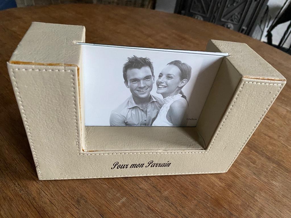 Beige fotohouder in lederstijl vermelding „Pour mon Parrain", Verzenden, Gebruikt, Kunststof, Beige