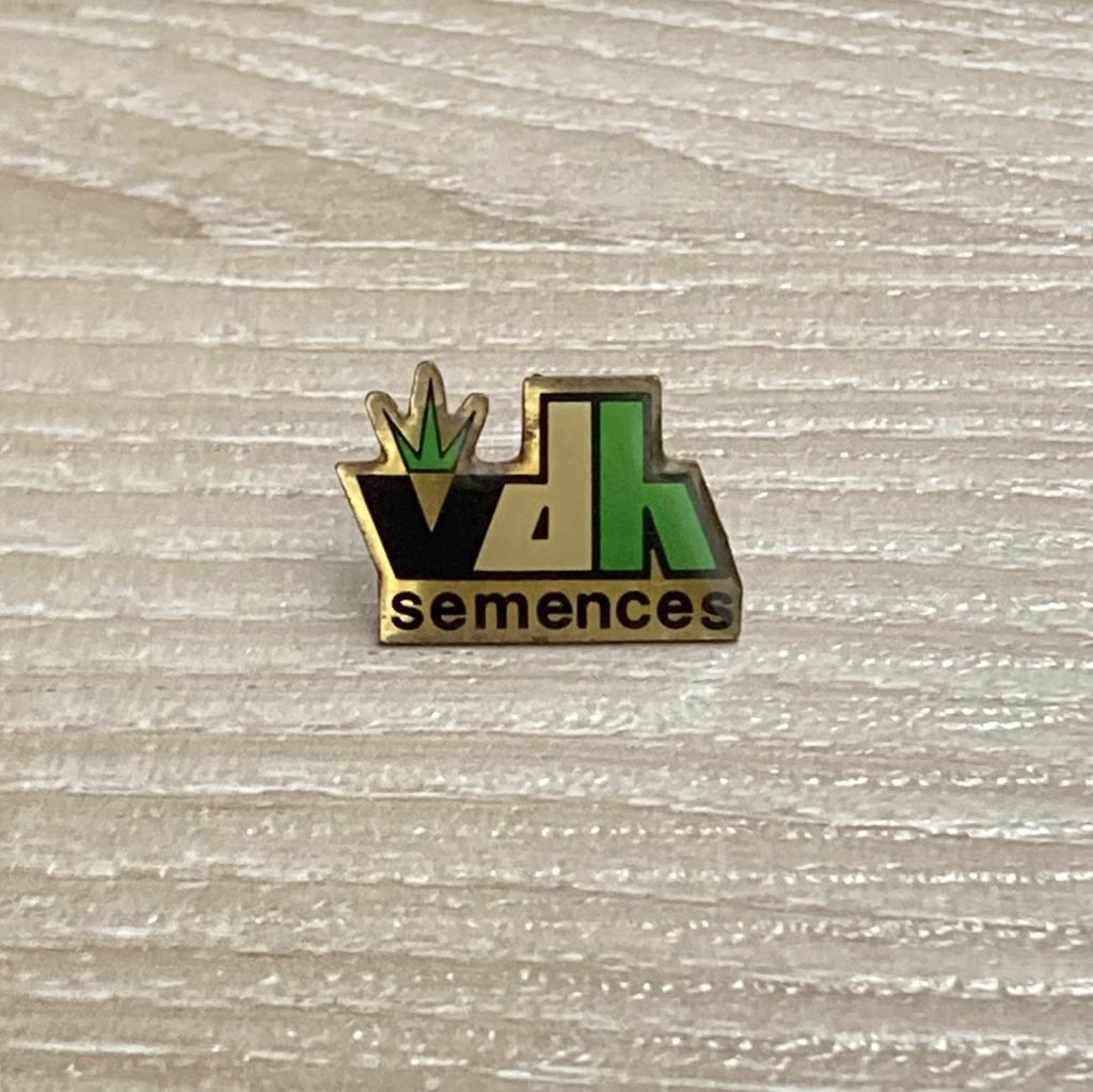 PIN - VDH SEMENCES - AGRICULTURE - LANDBOUW, Envoi, Utilisé, Autres sujets/thèmes, Insigne ou Pin's