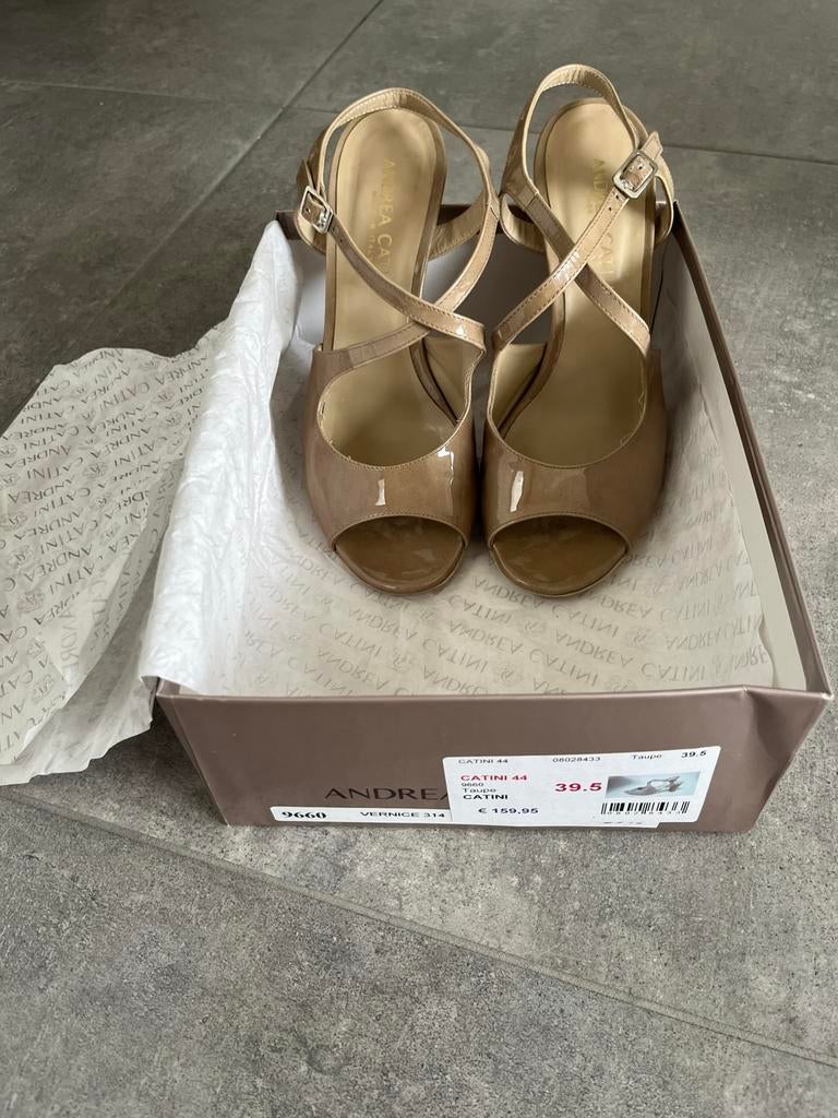 Andrea Catini sandalen – Taupe lakleder – Zo goed als nieuw, Vêtements | Femmes, Enlèvement ou Envoi, Comme neuf