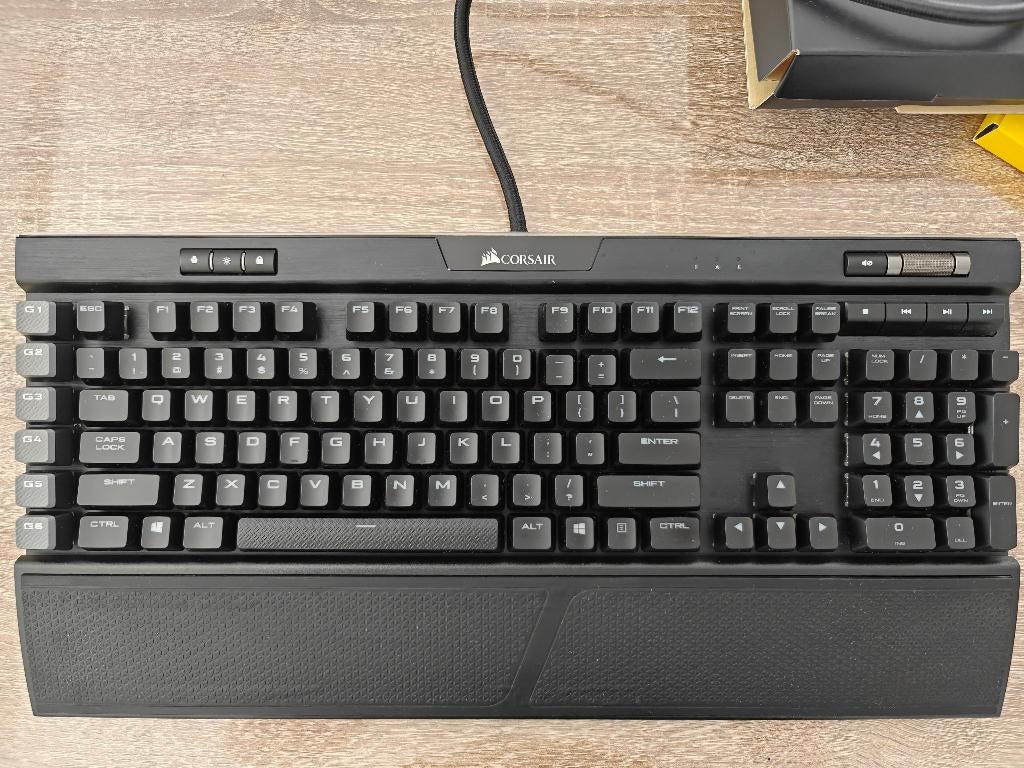 Corsair K95 RGB Platinum Cherry MX Brown (QWERTY), Informatique & Logiciels, Claviers, Utilisé, Qwerty, Filaire, Enlèvement