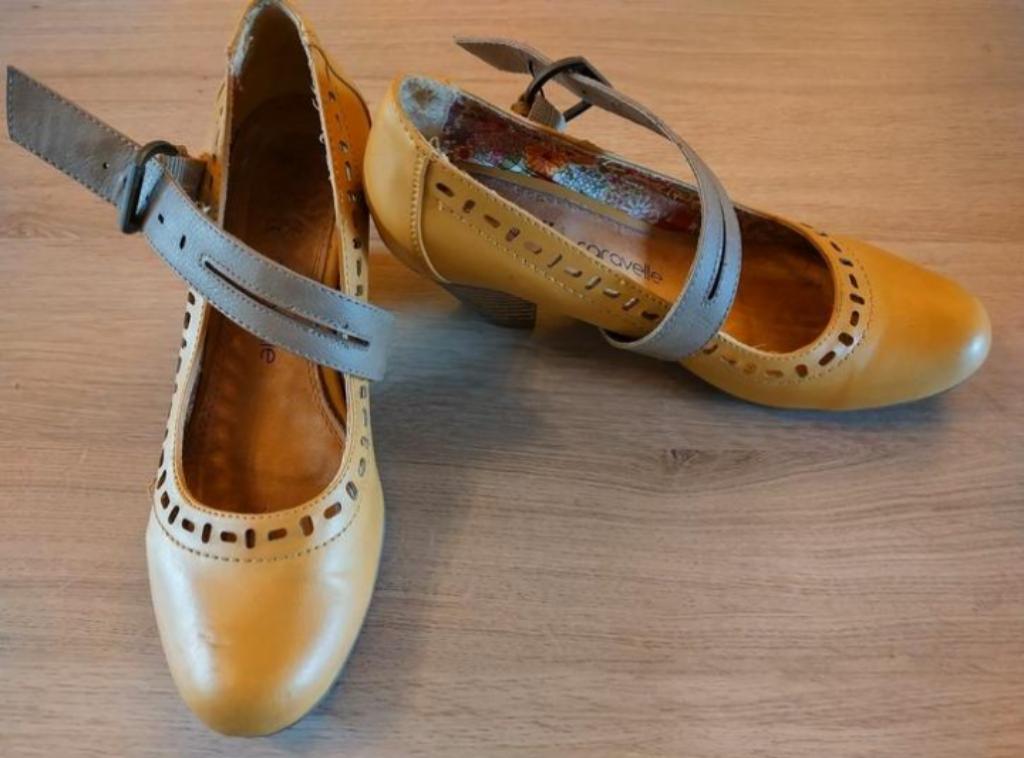 Mooie pumps van Caravelle maat 38, Kleding | Dames, Schoenen, Pumps, Caravelle, Geel, Ophalen of Verzenden