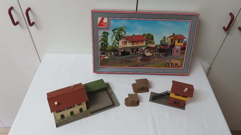 modelbouw, decoratie voor treintafel, huisjes, kerkje enz..., Hobby en Vrije tijd, Ophalen, Gebruikt