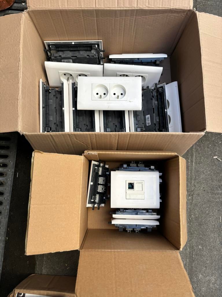 Legrand prise RJ45 interrupteur embout angle goulotte, Enlèvement ou Envoi, Utilisé, Prise de courant
