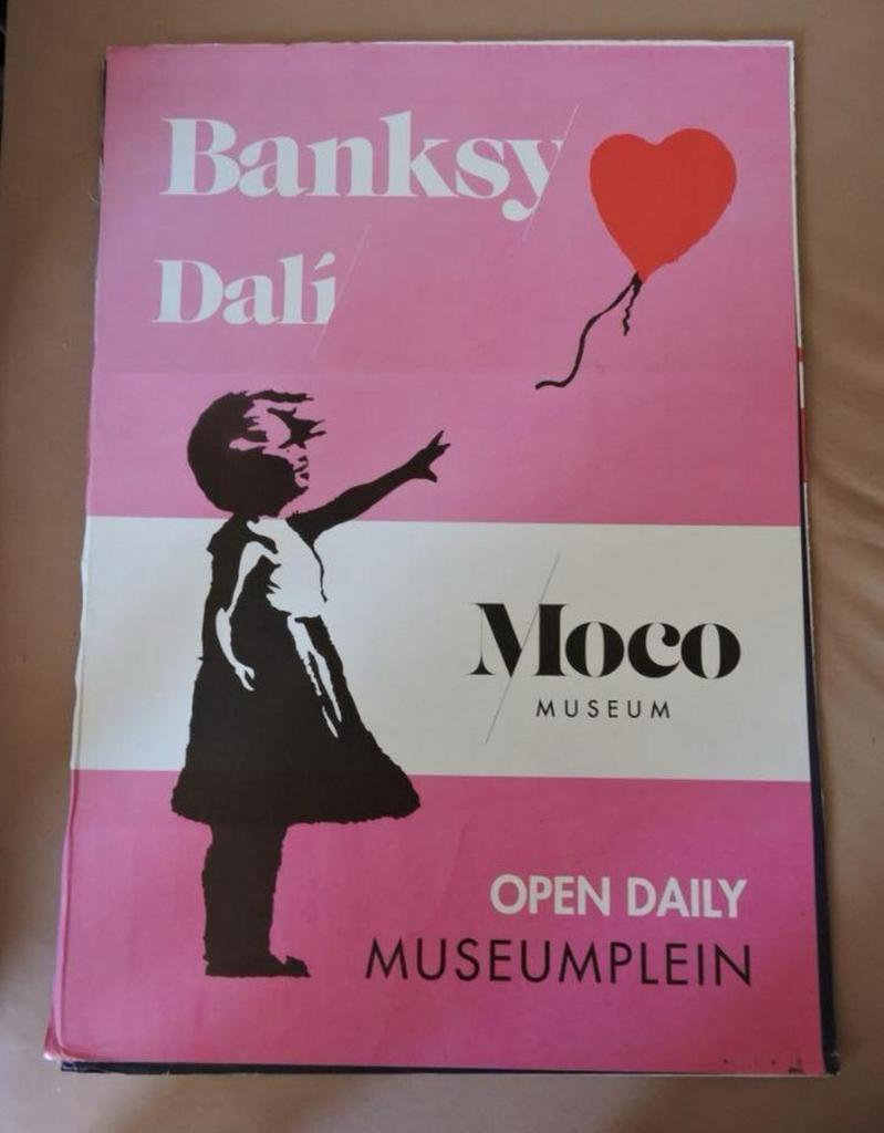 Banksky Moco Museum reclame plaat, Verzenden