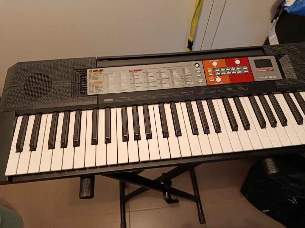 Yamaha digital keyboard F50. SLECHTS 80 €. Praktisch nieuw., Ophalen, Gebruikt, Yamaha, Met standaard