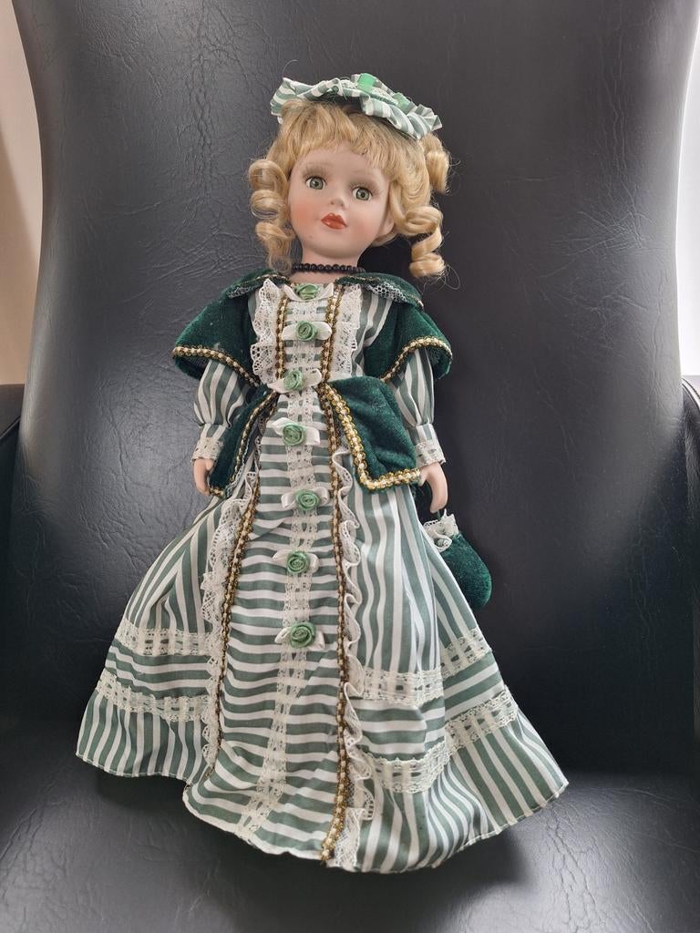 Porseleine pop met Victoriaanse klederdracht op staander, Verzamelen, Ophalen of Verzenden, Zo goed als nieuw, Pop