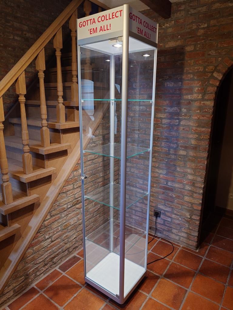 Vitrine kast van Game Mania, Ophalen