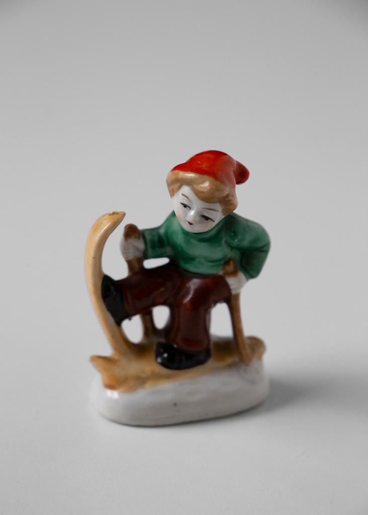 Antiek beeldje "Skiënd kindje", Antiek en Kunst, Antiek | Keramiek en Aardewerk, Ophalen of Verzenden